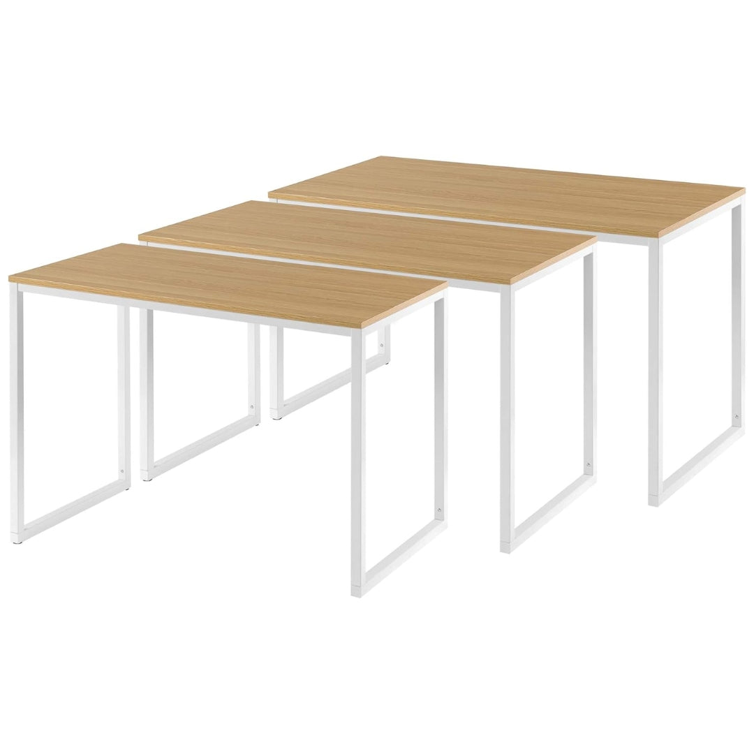 Ensemble de trois bureaux Jennifer avec cadre en métal blanc, présentés en tailles croissantes, chacun avec un plateau en bois clair, démontrant la gamme de tailles disponibles pour des solutions d'espace de travail polyvalentes.